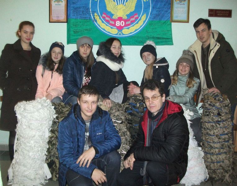 Студенти-історики та школярі з волонтерської групи Ракович Ірини Віталіївни перед відправкою сітки в 56 ОМБр